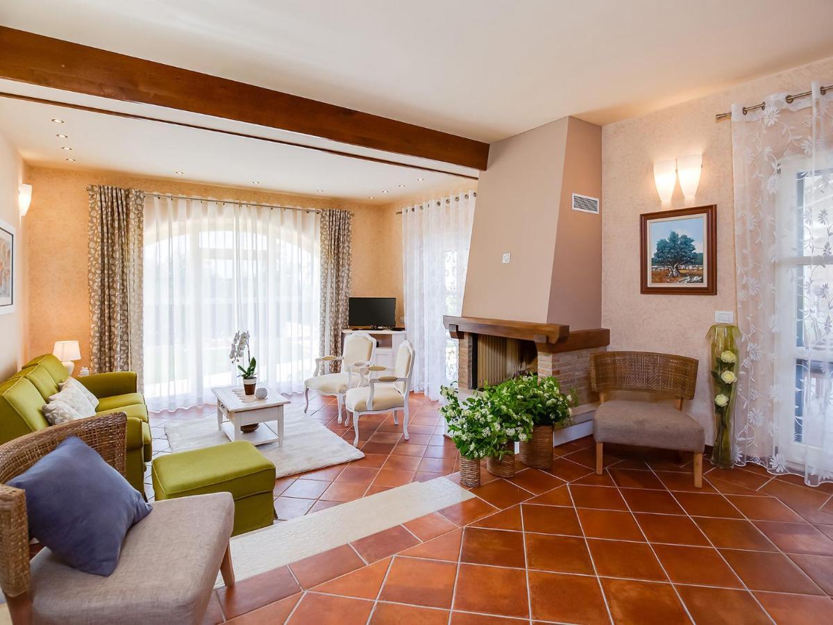 Villa Salvea With Heated Pool Montižana Kültér fotó
