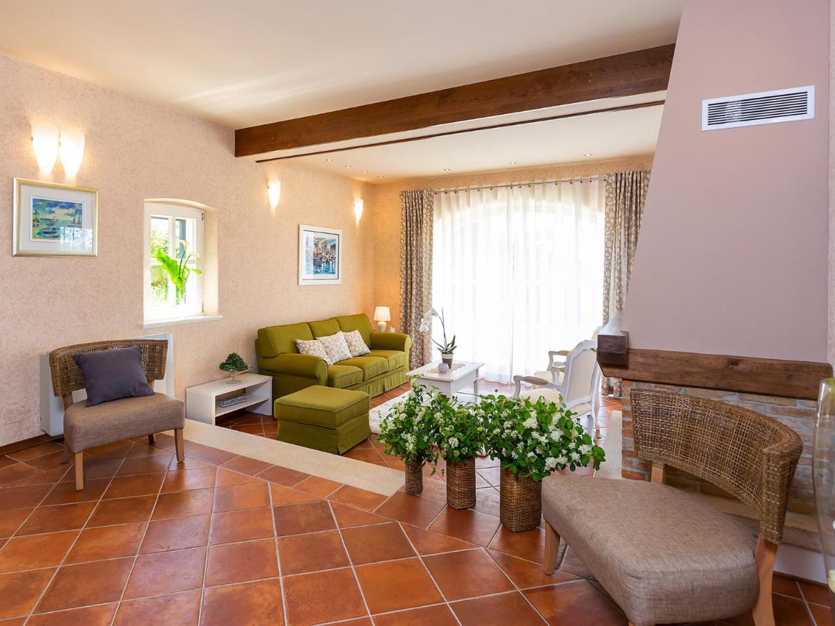 Villa Salvea With Heated Pool Montižana Kültér fotó