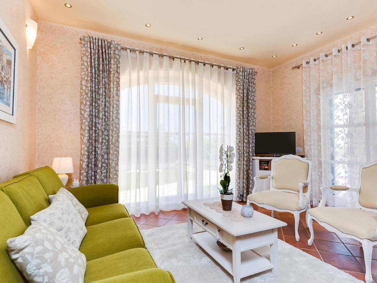 Villa Salvea With Heated Pool Montižana Kültér fotó