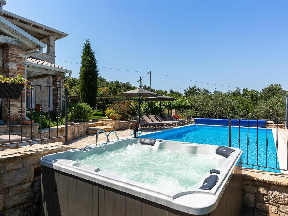 Villa Salvea With Heated Pool Montižana Kültér fotó